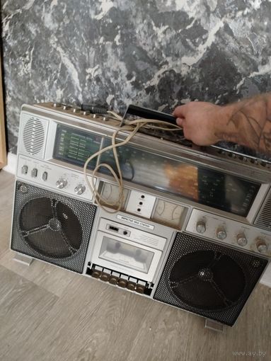 Огромный магнитофон ссср Берестье 004.включаеться,шипит,пасик видно порван,где то заедает пару кнопок ,продается как в ремонт!!!