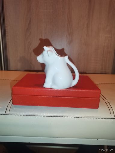Фарфоровый сливочник "Коровка", высота 8 см., без сколов и трещин.