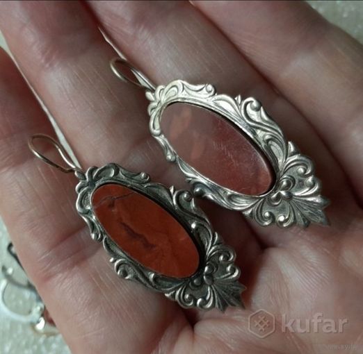 Серьги с камнем из красной яшмы.