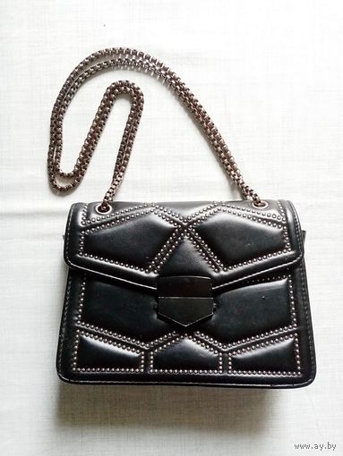 Небольшая женская сумка-лабутен чёрная с красной отделкой, ручка-цепочка