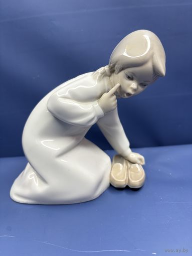 Фарфоровая фигура "Девочка с ботинками - Ай, ай, ай!". Испания, Lladro