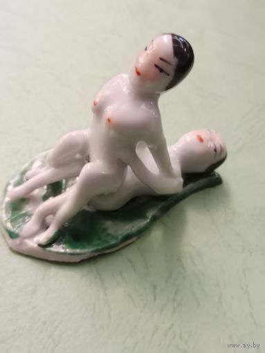 Старинная, винтажная китайская керамическая статуэтка ручной работы с пикантным сюжетом из Камасутры, XIX век .