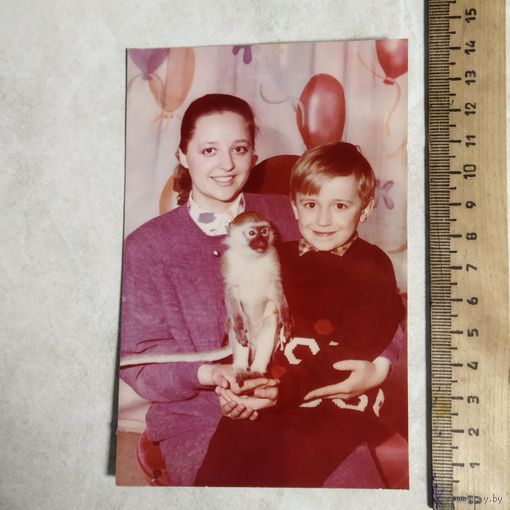 Фотография. История СССР в лицах. Фото на память с обезьянкой. Поздний СССР.