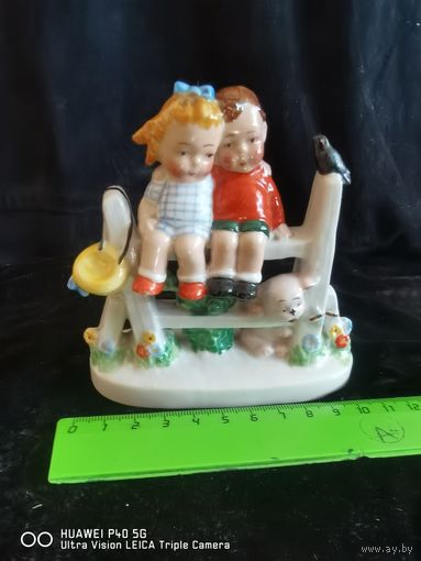 Фарфоровая статуэтка номерная Мальчик и девочка сидящие на изгороди Фарфор роспись Германия 1950-1980 полностью целая самая привлекательная цена трёхдневный аукцион