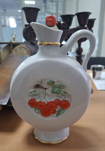 Антикварный кувшин - куманец. Вишня, фарфор, роспись, золочение. высота 21,5 см, ЛФЗ, СССР, 1970-е. Э.М. Криммер