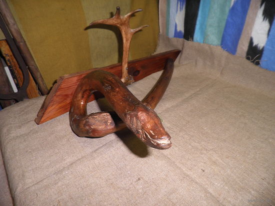 Для дачи,агроусадьбы,кафе и т.д.Вешалка змея и рог косули.С рубля.