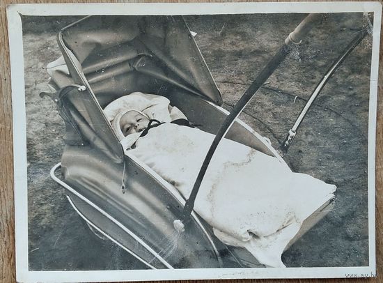 Фото ребенка в коляске. 1950-е. 9х11 см.