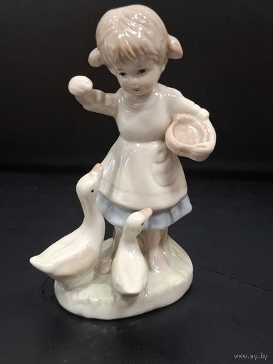 Европейский фарфор. Фигурка - девочка кормит гусей. Сохран. 14 см