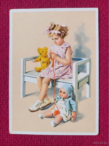 Девочка шьет. Игрушки. ГДР. Германия. Чистая. Кр1.
