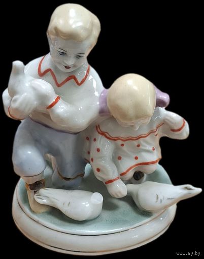 Статуэтка - Дети кормят голубей, фарфор, роспись, автор С. Голембовская, Полонский ЗХК, СССР, 1956-1973 гг.