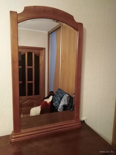 Зеркало в деревянной раме не использовалось красивое