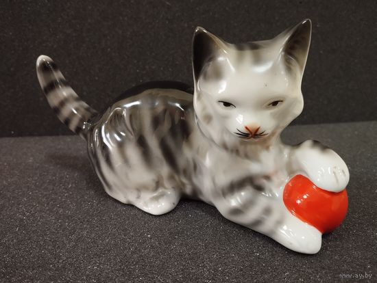 Статуэтка фарфоровая Котик с мячом Большой, Германия