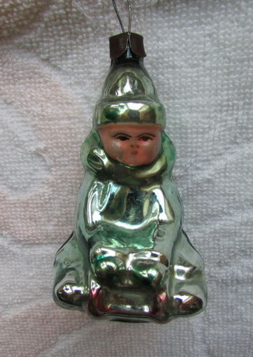 Редкая елочная игрушка "Мальчик на санках". Стекло, СССР