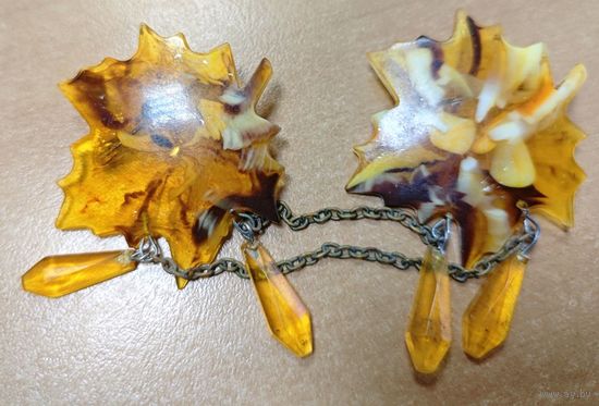 Советская комбинированная брошь под янтарь. Кленовый лист