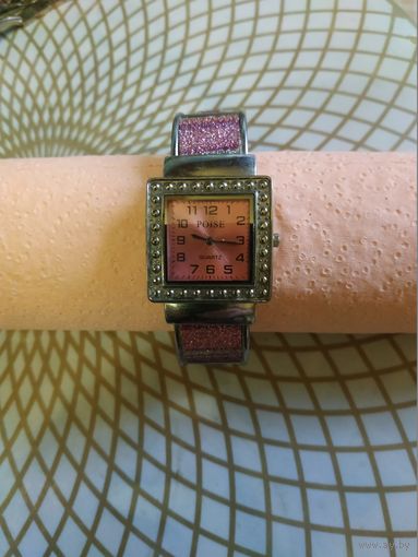 Часы наручные с браслетом POISE , тикают. Состояние на скане.