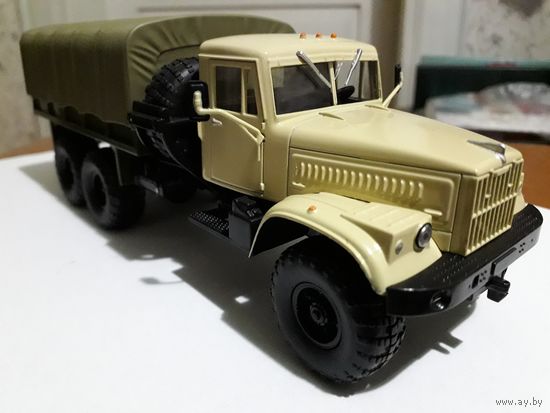 Авто "КрАЗ-255 Б1" ("Легендар. Грузов. СССР"). Журнал и открытка прилагаются.