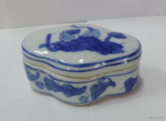 Шкатулка фарфоровая 60-е годы Голландия. Высота 4 см. Размер 5-7.5 см.