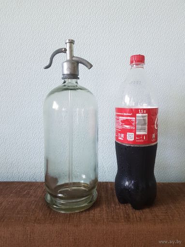 Сифон для газированной воды времен СССР, цена за 1 . В наличии 4 штуки.