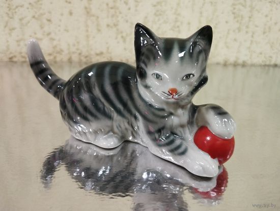 Статуэтка фарфоровая играющий Кот с мячом, Германия