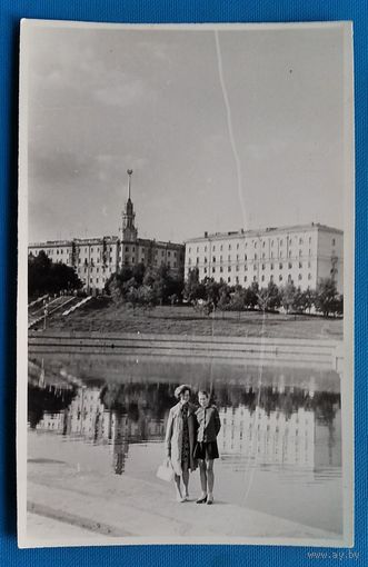 Минск. Фото на набережной Свислочи. 1970-е. 9х14 см.