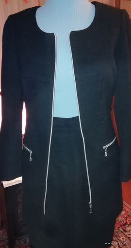 Идеальный костюм из хорошей ткани черного цвета, на подкладке,, размер 42-44 размера, выполнен по Бурде, как новый.