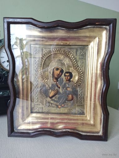 Иверская икона Пресвятой Богородицы. Оклад, киот. Икона 18 см на 22,5 см. Киот 33 на 29,5 см. До 1917 г. Торги с 1 рубля. МЦ.