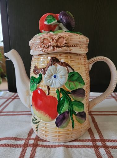 Чайник декоративный, фарфор.