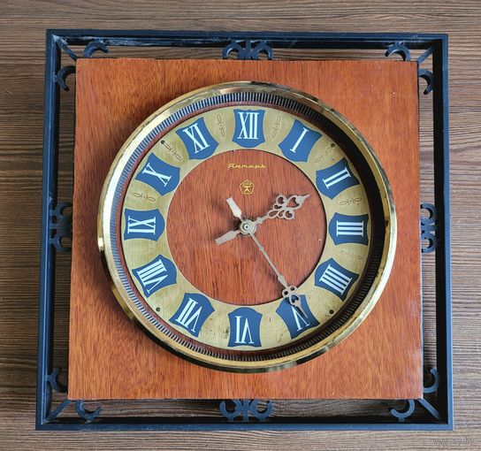 Часы настенные "Янтарь", на запчасти, без стекла.