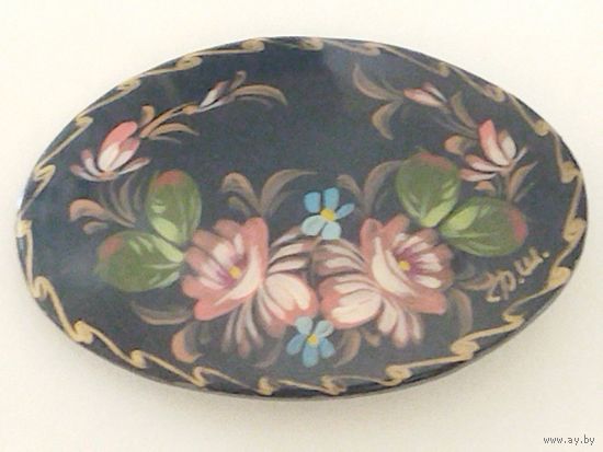Брошь- миниатюра. Дерево. Ручная роспись. СССР. Авторская.5х3,5 см.