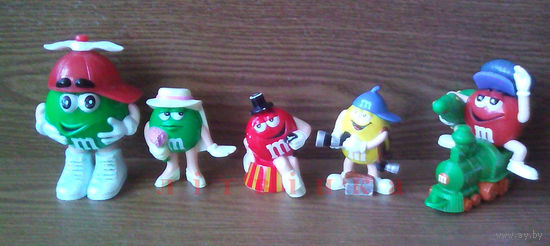 Фигурки M&M's эмэндэмс (Эм-н-Эмс) 5шт.: Желтый, Красный с ёлкой на паровозе, Зеленая Леди (GREEN LADY), Зеленый. (серия Рождество, Новый Год). (возможен обмен)