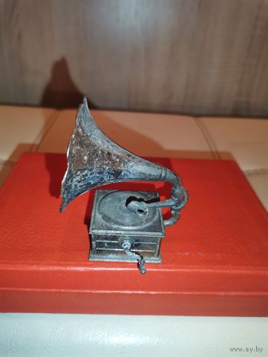 Металлическая, коллекционная миниатюра "Граммофон", высота 7.5 см., состояние оценивайте по фото.