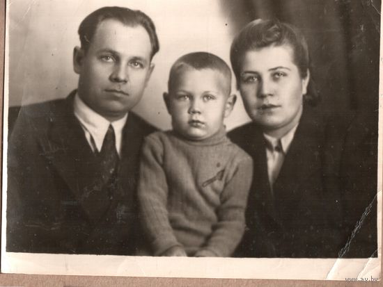 Фото. Семейный портрет. 1948 г. 12х15 см.