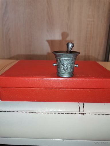 Оловянная ступка с пестиком, клеймо Англия, высота ступки 3.5 см.
