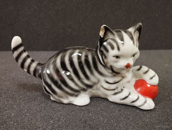 Статуэтка фарфоровая Кот с мясом, Германия