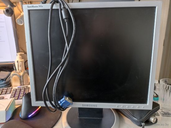 Монитор с проводами Samsung SyncMaster 740n.
