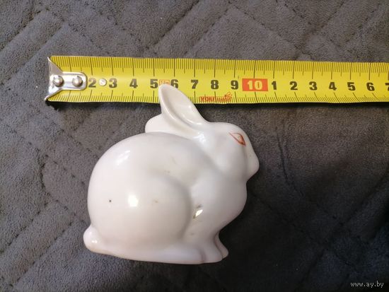 Фарфоровая статуэтка заяц