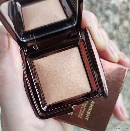 Минипудра Hourglass Ambient Lighting Powder в оттенке Radiant Light 1.3 гр