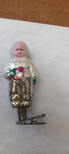 Ребенок с погремушкой ,прищепка