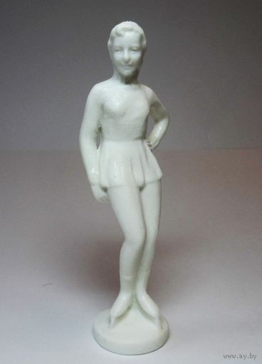 Конькобежка. Статуэтка. ФХИ. Фенопласт. Колкий пластик. СССР. 1950 годы.
