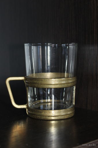 Стеклянный стакан с латунным подстаканником.