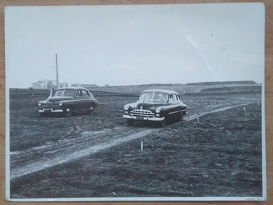 Начальство приехало. Автомобили в поле. Фото 1950-60-х. 8.5х11.5 см