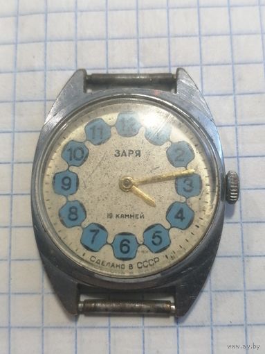 Часы Заря под реставрацию. Старт с 2-х рублей. Смотрите другие лоты, много интересного.