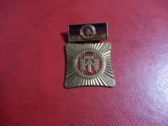 Знак ГДР "Жить, учиться и работать по социалистически"