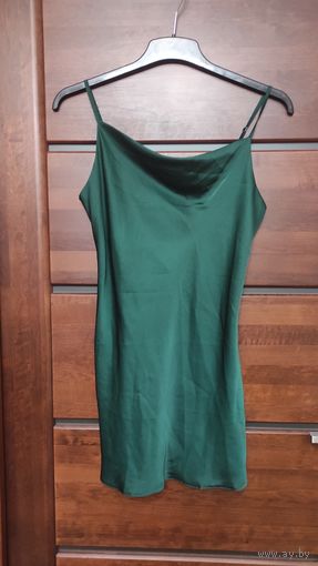 Красивая сорочка изумрудного цвета на 42-44 размер. Длина без учета шлеек 70 см, ПОгруди 45 см, ПОталии 41 см. Хорошее состояние.