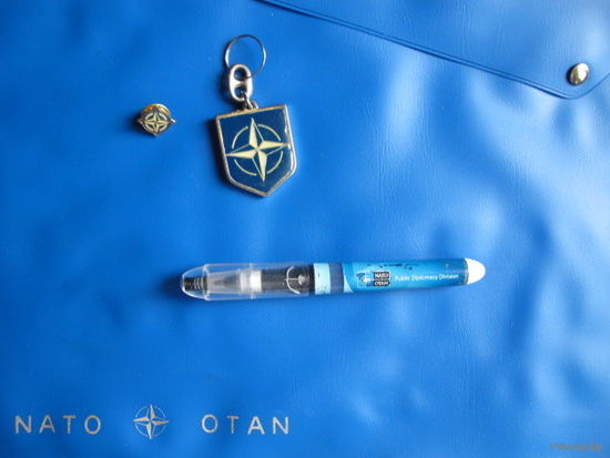 Фирменные папка, значок, брелок, ручка и пакет