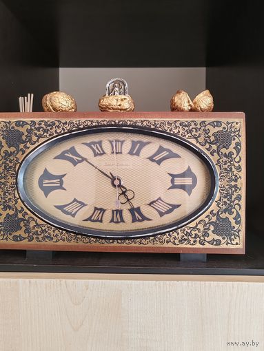 Настольные рабочие часы ссср,,янтарь,,.