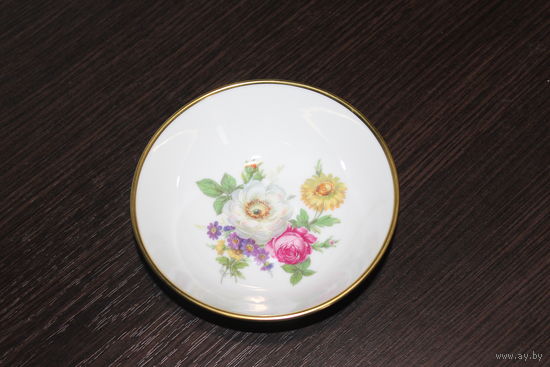 Фарфоровая пиалка с изображением цветов внутри, клеймо "Kaiser".