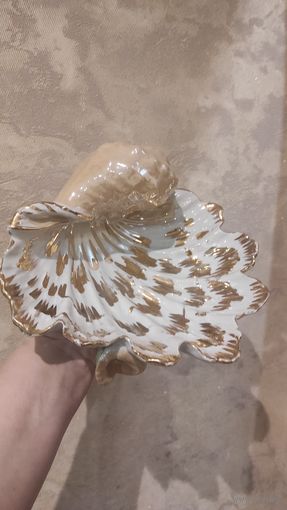 Красивая ракушка - ваза, большая, очень интересная. Увесистая, размер 24 на 23 см, высота 12 см. Советского времени, хорошее состояние. Сколов нет, есть естественные потертости "позолоты". В общем, пр