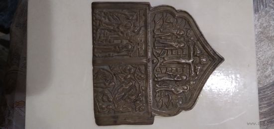 Похоже центральная обрезанная часть складня