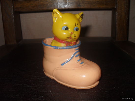 Котенок в ботинке.Целлулоид.